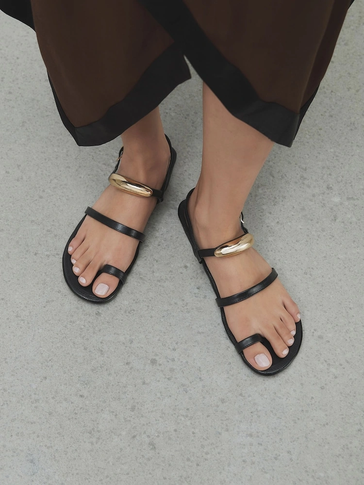 Black Leather Hardware Toe Loop Sandals